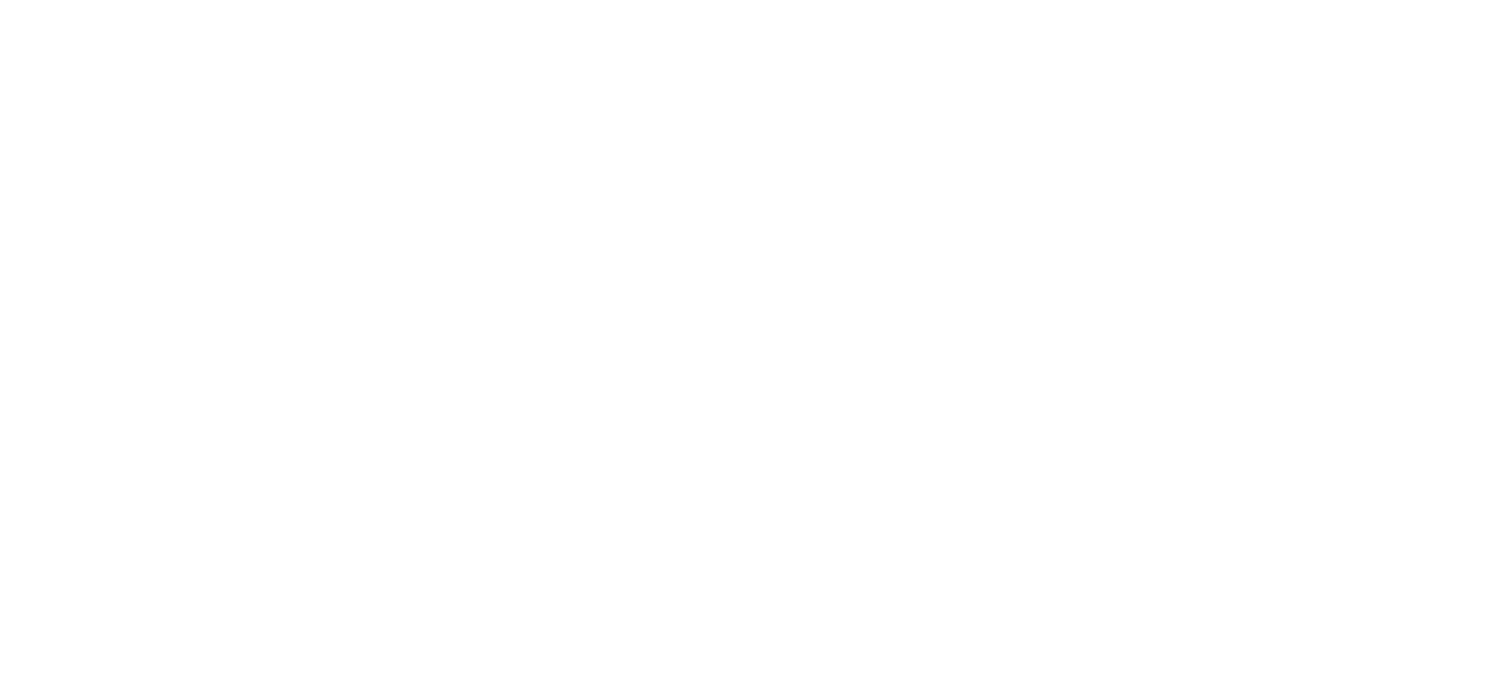 Photographie d'une biche courant à travers champ