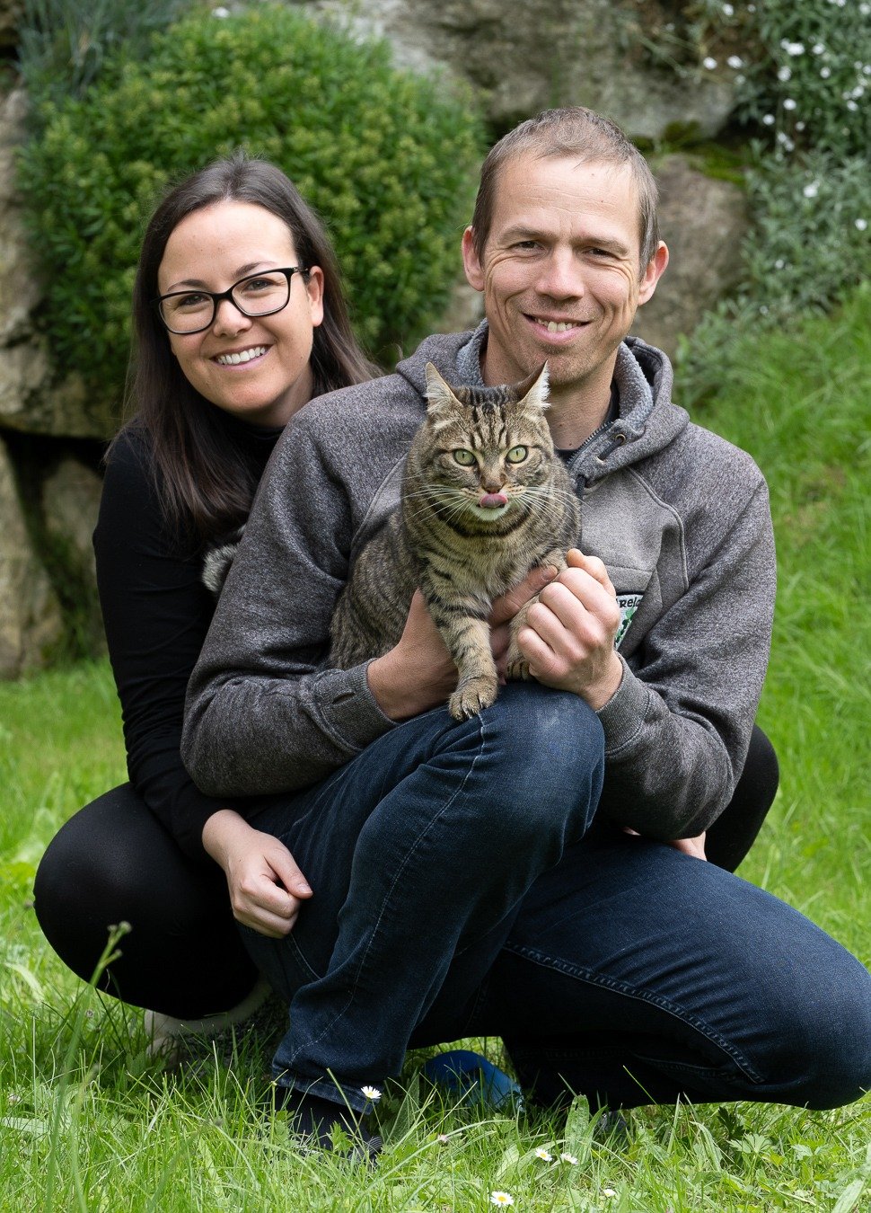photo de famille avec deux humains et un chat